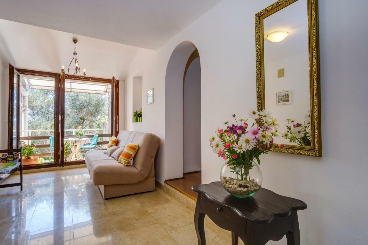 Apartments Mirella Mali Losinj Bagian luar foto
