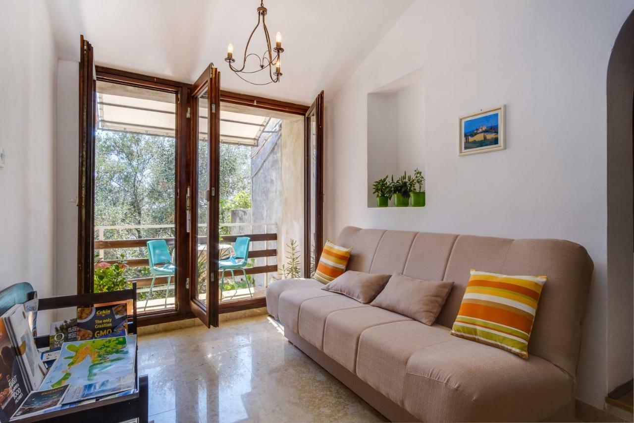 Apartments Mirella Mali Losinj Bagian luar foto
